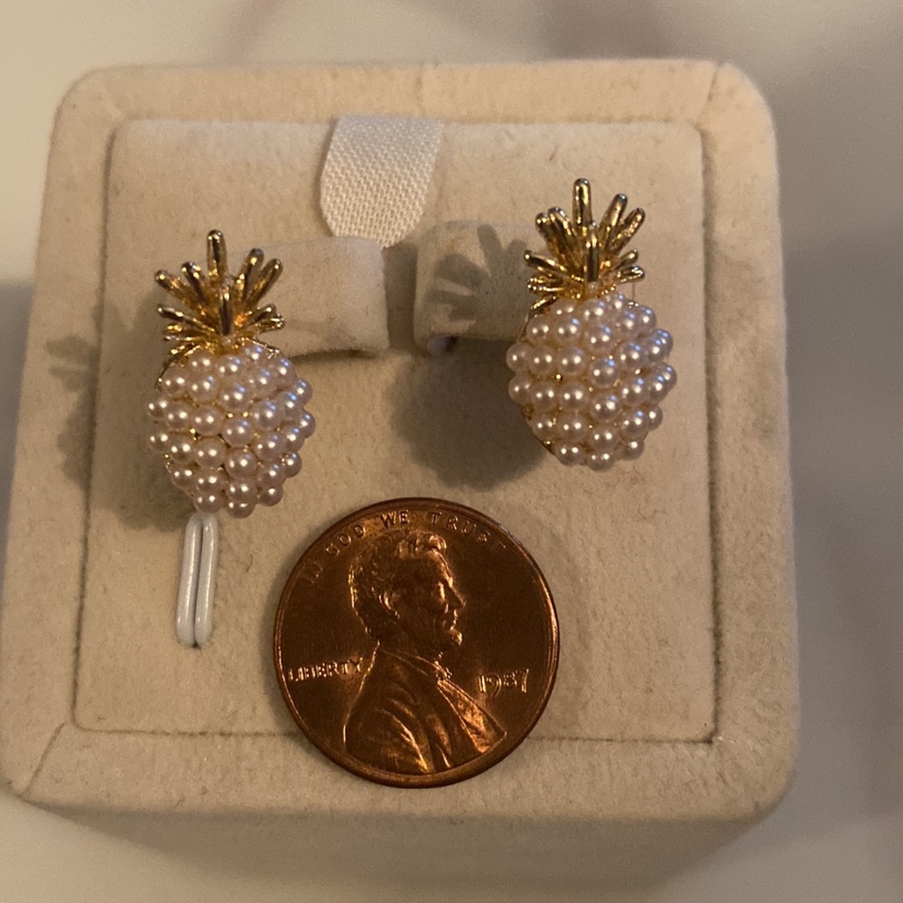 Cute gold tone and faux pearl pineapple earring - Picture 3 of 4